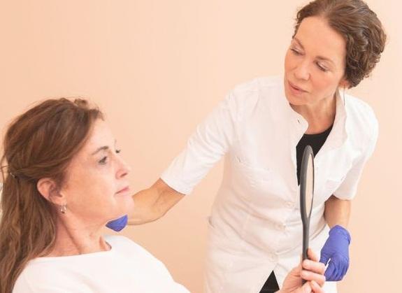 Consult over huidverbetering bij een cosmetisch arts